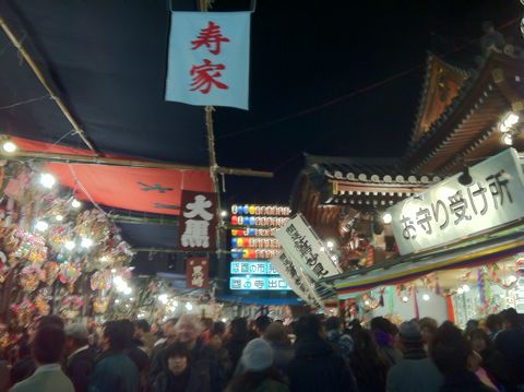浅草酉の市では長國寺の「仏様のおとりさま」と、お隣の鷲神社の「神様のおとりさま」の両方からご利益を頂けますから大きく来年の福をかっ込んで下さい。かっこめ熊手守り7.jpg