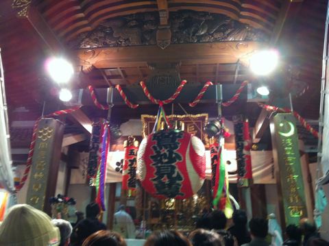 浅草酉の市では長國寺の「仏様のおとりさま」と、お隣の鷲神社の「神様のおとりさま」の両方からご利益を頂けますから大きく来年の福をかっ込んで下さい。かっこめ熊手守り8.jpg
