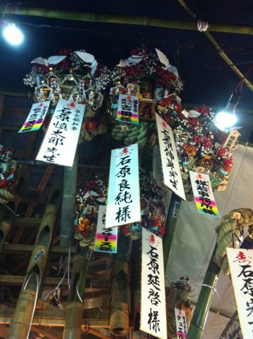 浅草酉の市では長國寺の「仏様のおとりさま」と、お隣の鷲神社の「神様のおとりさま」の両方からご利益を頂けますから大きく来年の福をかっ込んで下さい。かっこめ熊手守り14.jpg