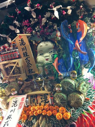 浅草酉の市では長國寺の「仏様のおとりさま」と、お隣の鷲神社の「神様のおとりさま」の両方からご利益を頂けますから大きく来年の福をかっ込んで下さい。かっこめ熊手守り15.jpg