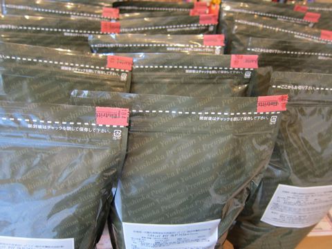 フントヒュッテオリジナルドッグフード吉岡油糧無添加無着色保存料不使用国産ドッグフードhundehutte東京吉岡油糧取扱店文京区ドッグフード魚主原料.jpg