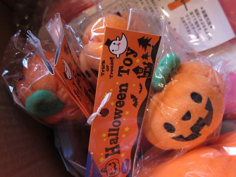 犬ハロウイングッズかぼちゃのおもちゃ犬用ベッドホットドッグベッドエクレア犬用ベッドポンポリース自由が丘目黒フントヒュッテ文京区犬グッズ2.jpg