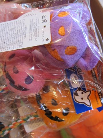 犬ハロウイングッズかぼちゃのおもちゃ犬用ベッドホットドッグベッドエクレア犬用ベッドポンポリース自由が丘目黒フントヒュッテ文京区犬グッズ4.jpg