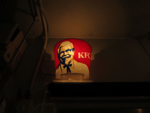 電気工事 電気スイッチ 工事 修理 東京 街の設備屋24 ストアディスプレイ ライト KFC ケンタッキーフライドチキン カーネルサンダース 店舗実使用ライト 1.jpg