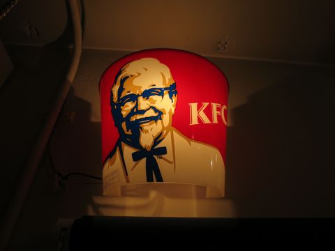 電気工事 電気スイッチ 工事 修理 東京 街の設備屋24 ストアディスプレイ ライト KFC ケンタッキーフライドチキン カーネルサンダース 店舗実使用ライト 2.jpg