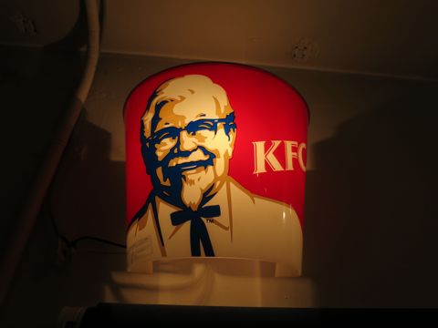 電気工事 電気スイッチ 工事 修理 東京 街の設備屋24 ストアディスプレイ ライト KFC ケンタッキーフライドチキン カーネルサンダース 店舗実使用ライト 3.jpg