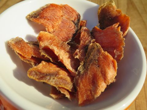 愛犬の健康おやつ国産北海道産犬のおやつ無添加無着色保存料不使用犬おやつ文京区フントヒュッテ文京区hundehutte駒込画像サケ抗酸化力の高いアスタキサンチン近海鮭の切身干し_6.jpg