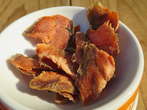 愛犬の健康おやつ国産北海道産犬のおやつ無添加無着色保存料不使用犬おやつ文京区フントヒュッテ文京区hundehutte駒込画像サケ抗酸化力の高いアスタキサンチン近海鮭の切身干し_7.jpg