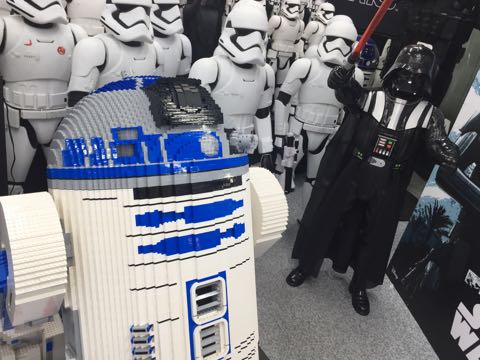 STAR WARS　ヨドバシAkiba　STAR WARS CORNER　ヨドバシカメラ マルチメディアAkiba 6F　スター・ウォーズコーナー　フィギュア展示　ダース・ベイダー　ストームトルーパー　画像　限定グッズ　2.jpg