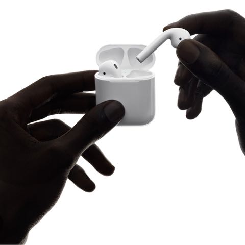 AirPods ワイヤレス ヘッドフォン 画像 アップルストア銀座 リンゴマークが赤に Apple Store RED 12月1日 世界エイズデー 6