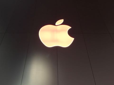 AirPods ワイヤレス ヘッドフォン 画像 アップルストア銀座 リンゴマークが赤に Apple Store RED 12月1日 世界エイズデー 7