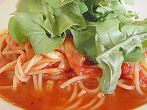 モッツァレラとバジリコのトマトパスタ