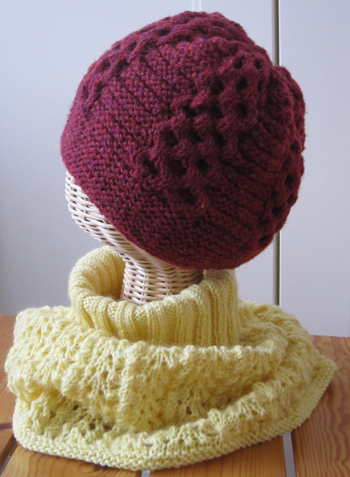 ラズベリー色の帽子と黄色いcowl