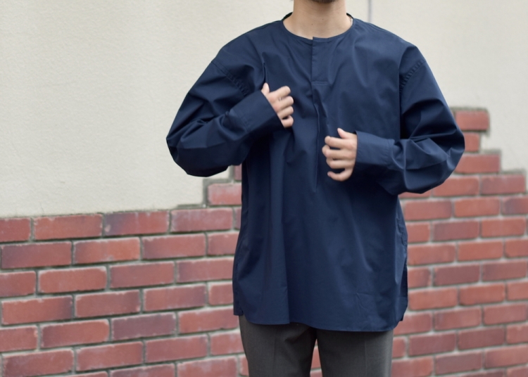 背筋を伸ばしつつサイジングはゆったり。n.hoolywoodのプル