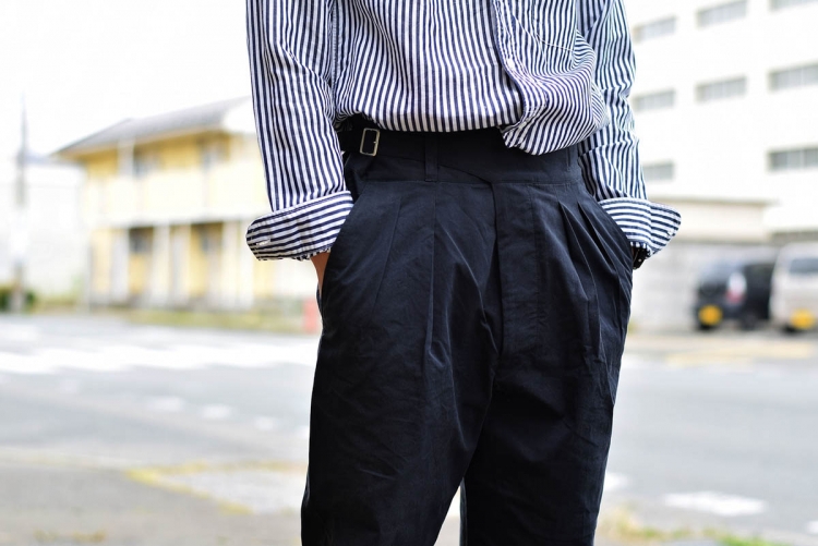 タックインがよく映える。A VONTADE の Gurkha Trousers | 1989 Men's Blog