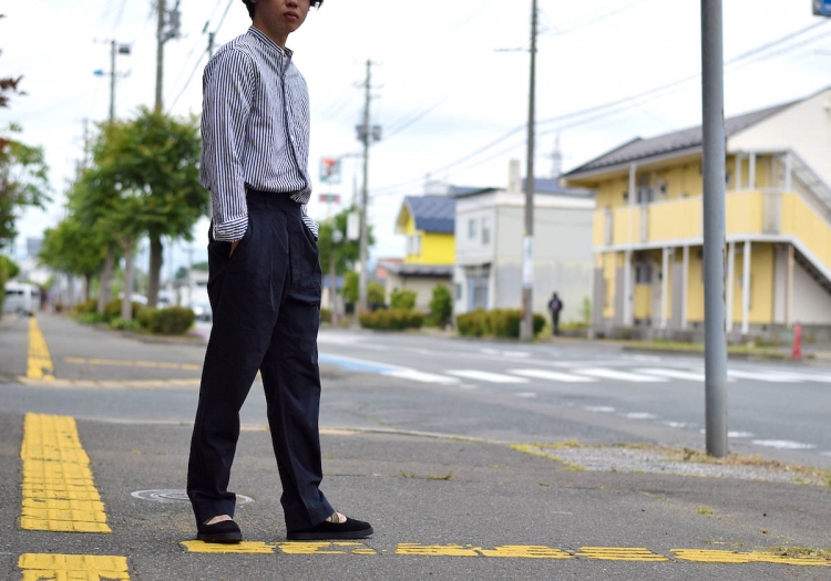 タックインがよく映える。A VONTADE の Gurkha Trousers | 1989 Men's Blog