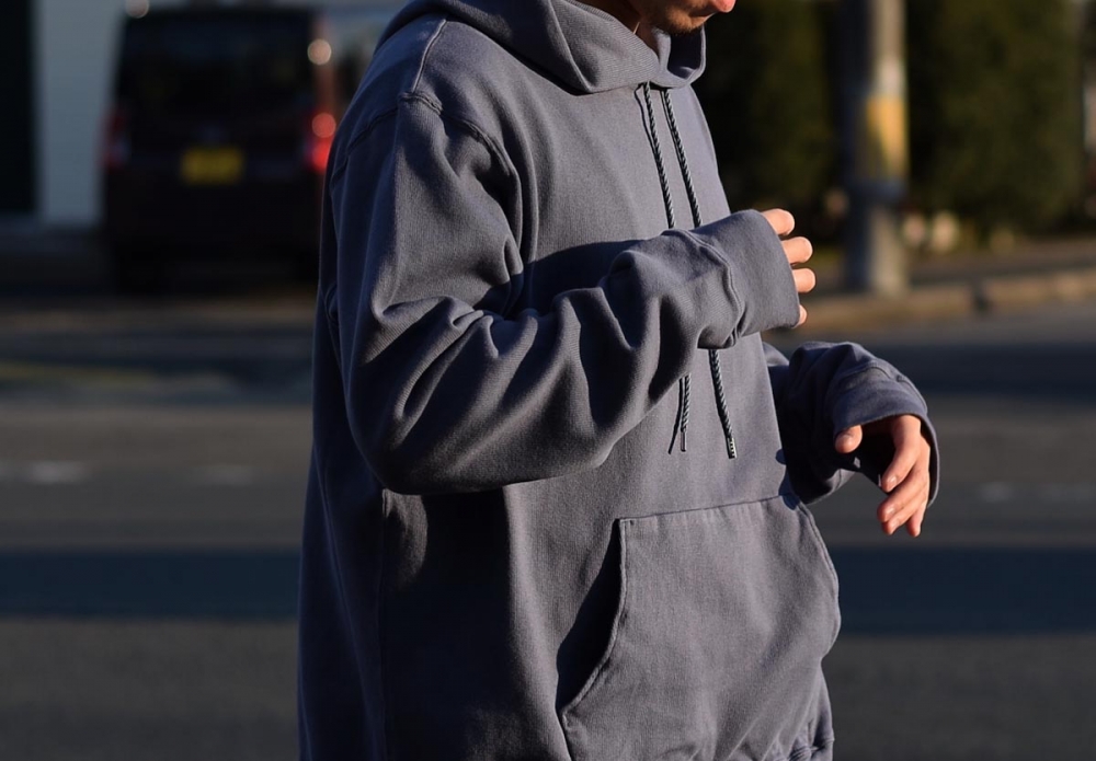 色味に着目、blurhmsのプルオーバーパーカー。 | 1989 Men's Blog