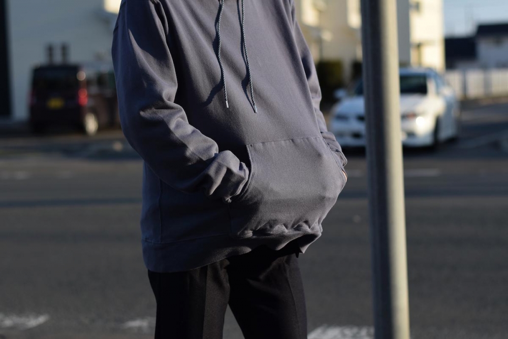 色味に着目、blurhmsのプルオーバーパーカー。 | 1989 Men's Blog