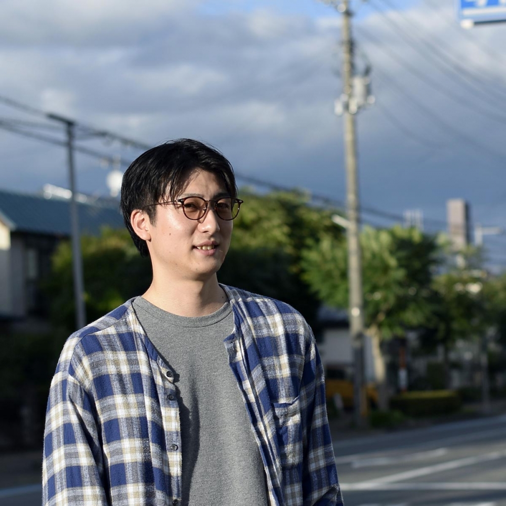 薄いカラーレンズが良い塩梅。hobo × 金子眼鏡 | 1989 Men's Blog