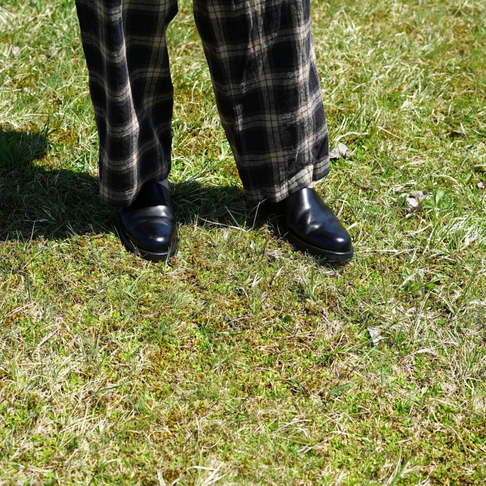 夏の足元にも重みをプラス。foot the coacherのオペラサンダル