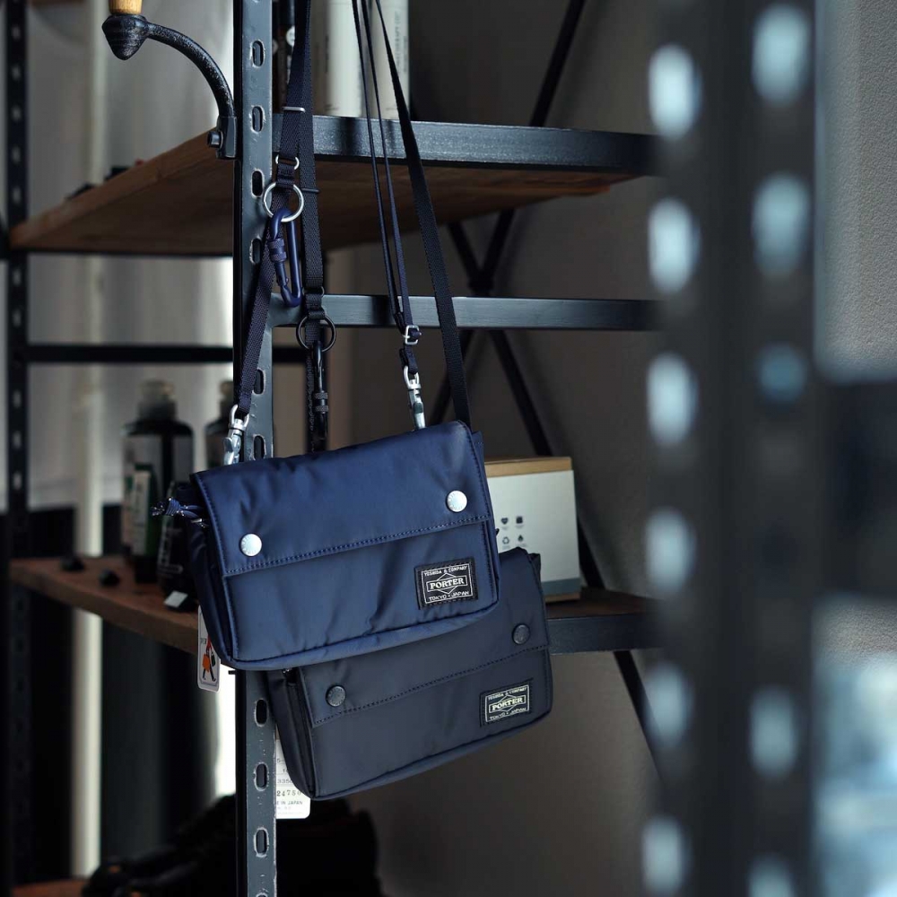 PORTERの新型ショルダーバッグ。 首からだらりと下げておくだけで