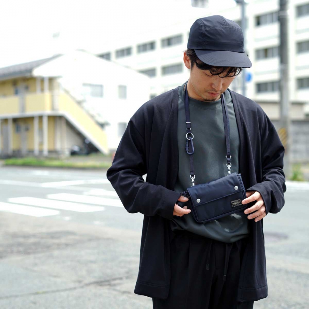 PORTERの新型ショルダーバッグ。 首からだらりと下げておくだけ PORTERの新型ショルダーバッグ。 首からだらりと下げておくだけ