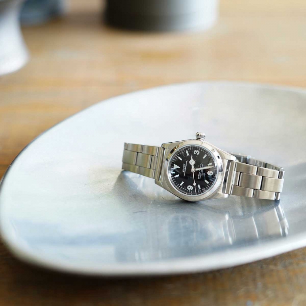 旧き良きデザインを気軽に。 UNIVERSAL PRODUCTS × VAGUE WATCH | 1989