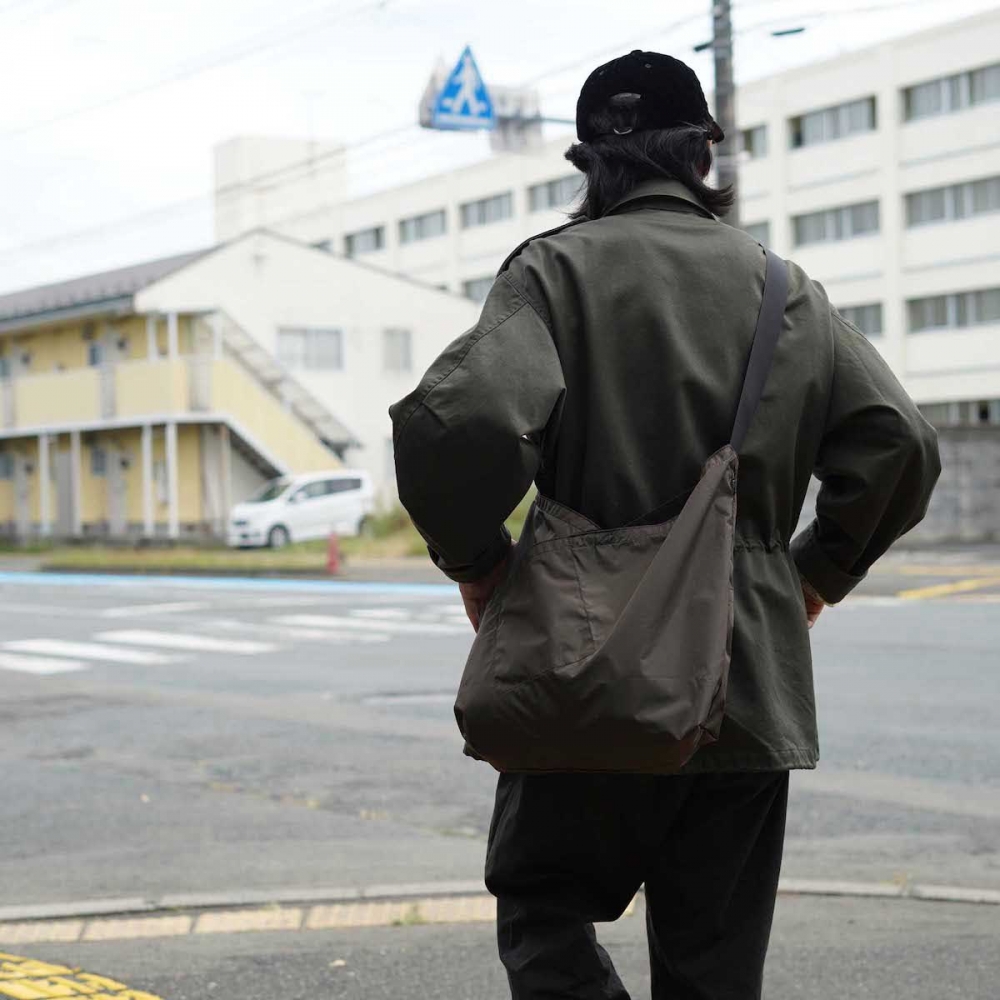 お出かけのお供にHOBOのショルダーバッグ | 1989 Men's Blog