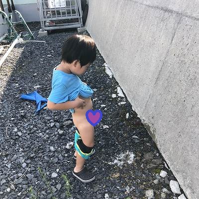 少年　立ちション 