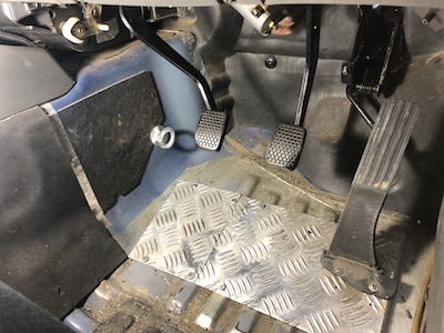 スズキ ジムニーJB23 自作フットレストを改良 おとぼけジムニー別冊 スズキジムニー コイルサスの部 JB23 JA12 22 JB32