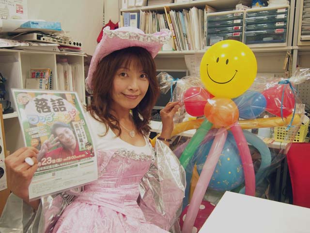 ラジオ出演でもこの衣装