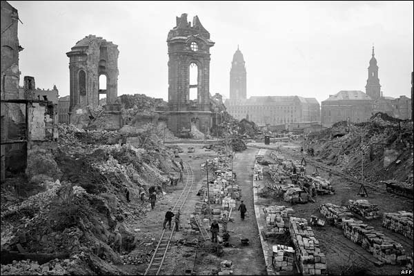 frauenkirche-dresden-struck-feb-1945.jpg