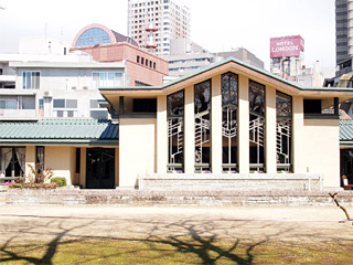 自由学園明日館を正面から見る