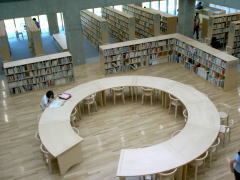 安藤忠雄設計 豊栄図書館1階内部