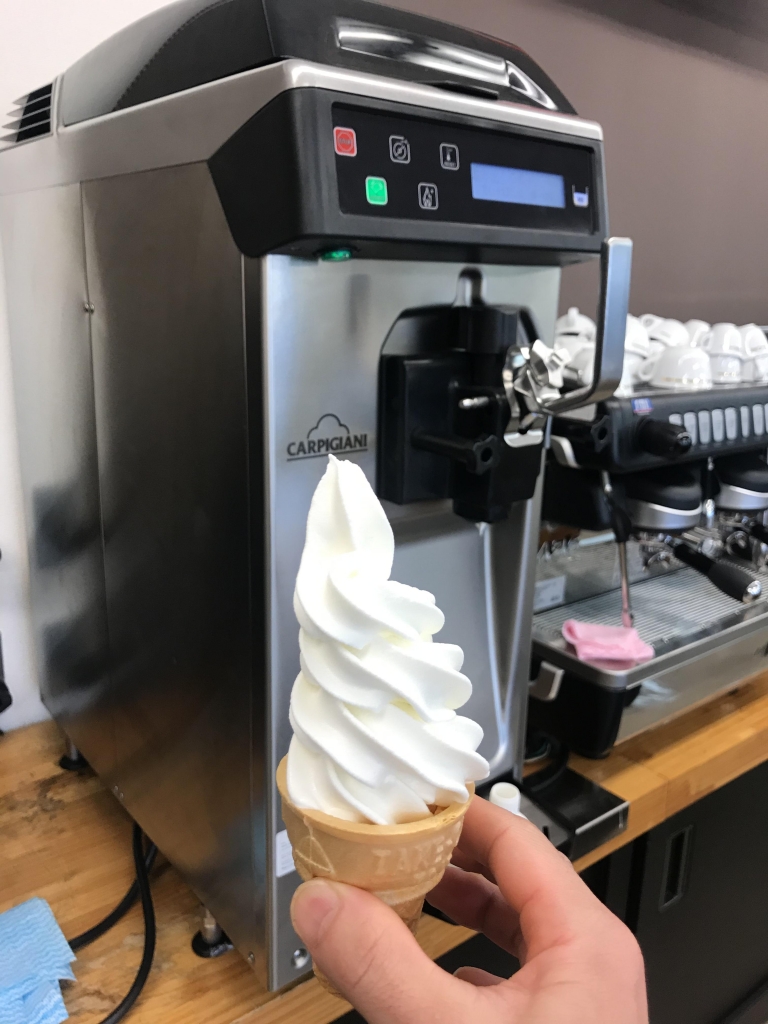 業務用ソフトクリームマシーン。　ソフトクリーム業界のフェラーリーと呼ばれているきめ細やかな味わいが楽しめるイタリア製のカルピジャーニの逸品 業務用ソフトクリームマシーン。 ソフトクリーム業界のフェラーリーと