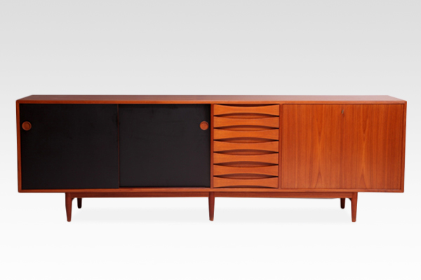 アヴァナ ウェーブボード チャンネルデザイン Ole Wanscher “Rungstedlund” Sideboard cabinet in Mahogany