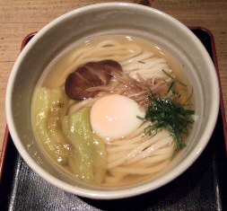 饂飩の四国の焼き茄子と温玉のひやひやうどん