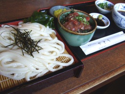 やとうのまぐろ丼定食(ざるうどん)