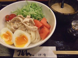 伊賀の蒸し鶏の胡麻だれぶっかけうどん