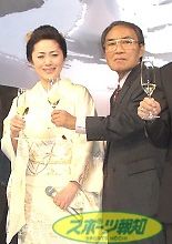 今年の3月、歌手の石川さゆり(右)の「デビュー35周年 感謝の宴」に出席した阿久悠さん