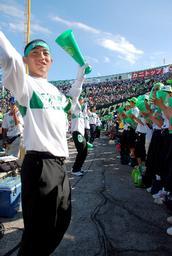 トレーナー姿で応援する宇治山田商の生徒たち