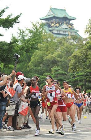 大阪城を背に力走する土佐