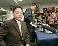会見を終えて疲れた表情の坂田(右)と協栄ジム金平会長