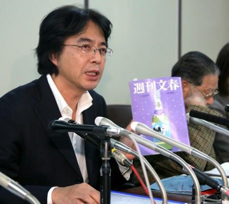 週刊文春を手に会見する山路徹・APF通信社代表(左)と長井健司さんの父、秀夫さん