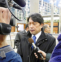 4日未明、テヘラン郊外の空港で、報道陣の取材に応じる小野寺副大臣