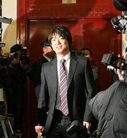 報道陣に囲まれ記者会見場に入る橋下徹氏