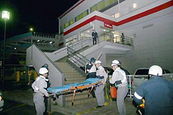 発砲事件のあったスポーツクラブ=長崎県佐世保市で2007年12月14日午後7時34分、近松仁太郎撮影