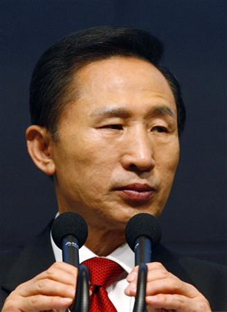 20日、ソウル市内で記者会見する李明博氏(ロイター)