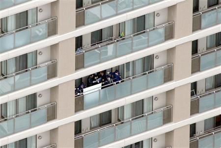 男性が衆議院赤坂宿舎から飛び降りた。男性が飛び降りた部屋を調べる捜査員 =9日午前11時37分、東京・港区、本社ヘリから