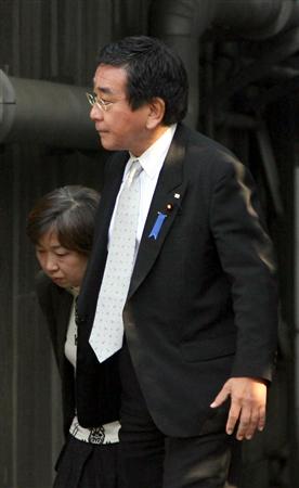 遺体安置所に入る西村衆議院議員ら=9日午後1時30分、東京・慶応病院(大井田裕撮影)